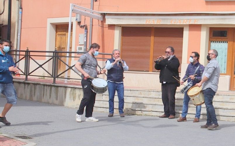 El Ayuntamiento de Torquemada repartió más de ochocientas raciones de pan y quesillo