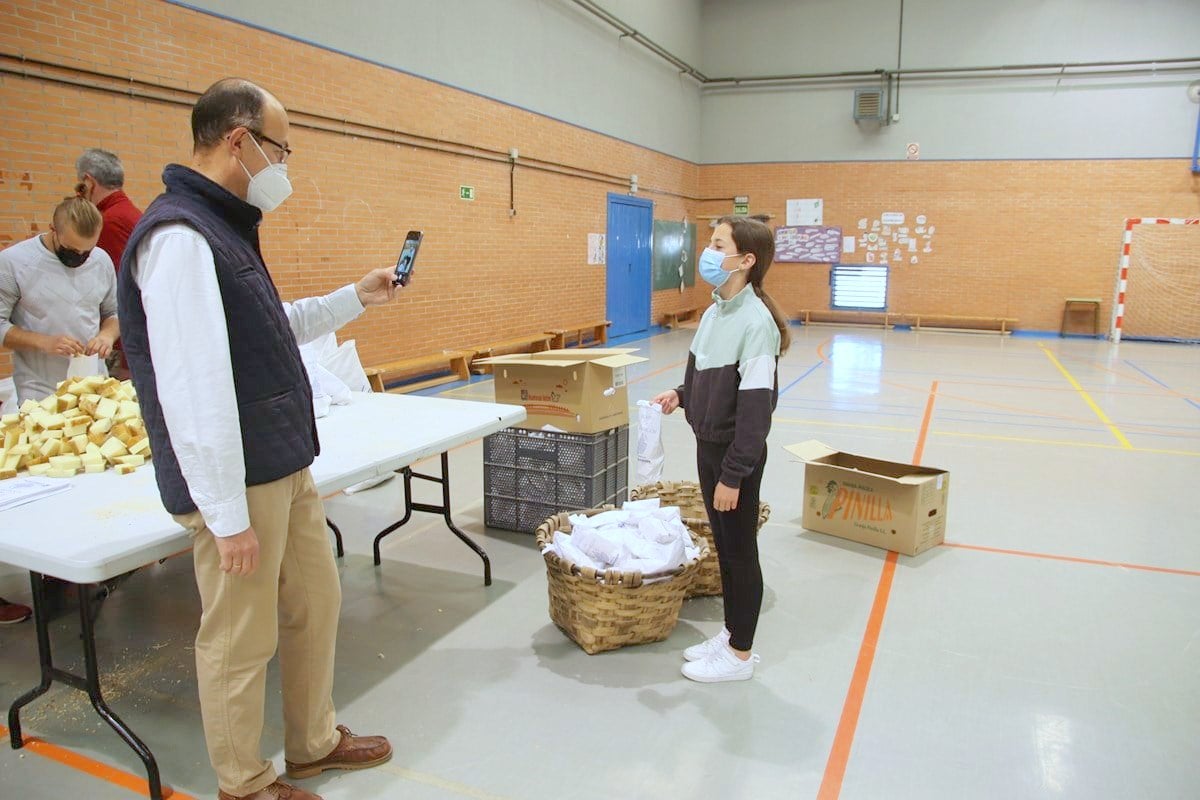 El Ayuntamiento de Torquemada repartió más de ochocientas raciones de pan y quesillo