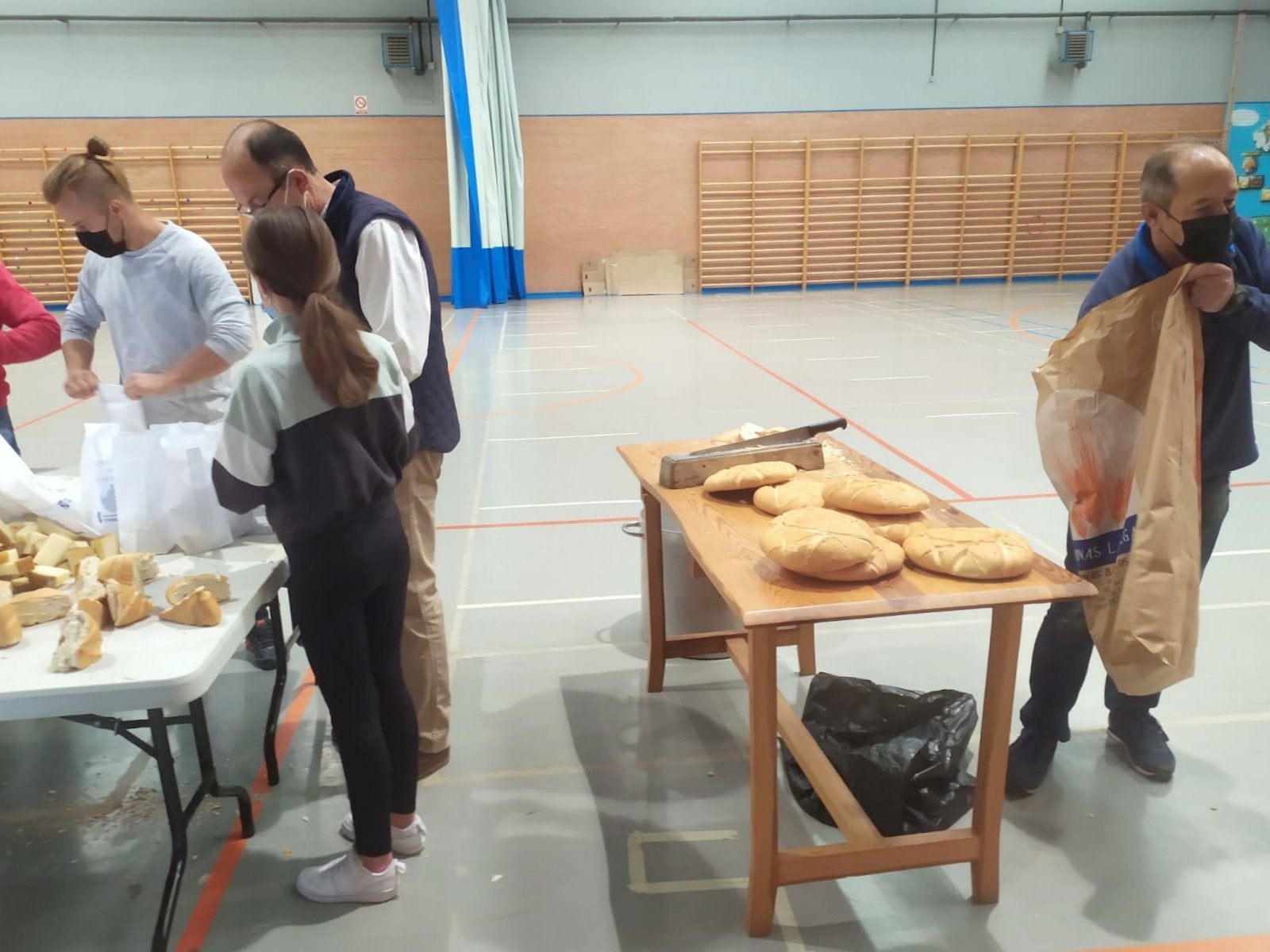 El Ayuntamiento de Torquemada repartió más de ochocientas raciones de pan y quesillo