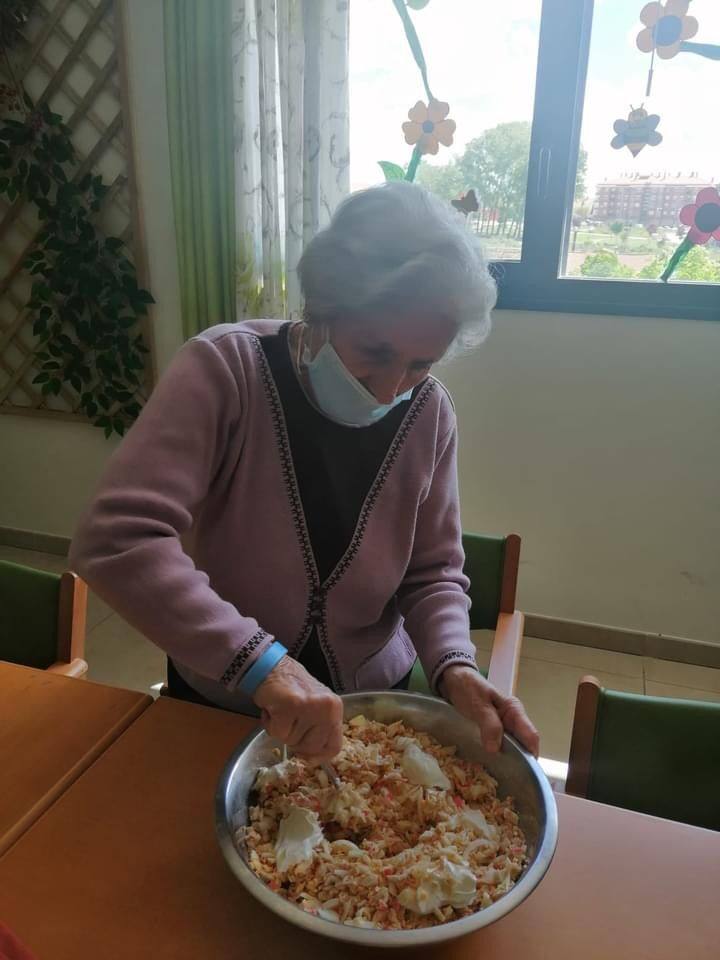 Un grupo de mayores de Adanda de Duero colaboran en la preparación de un canapé.