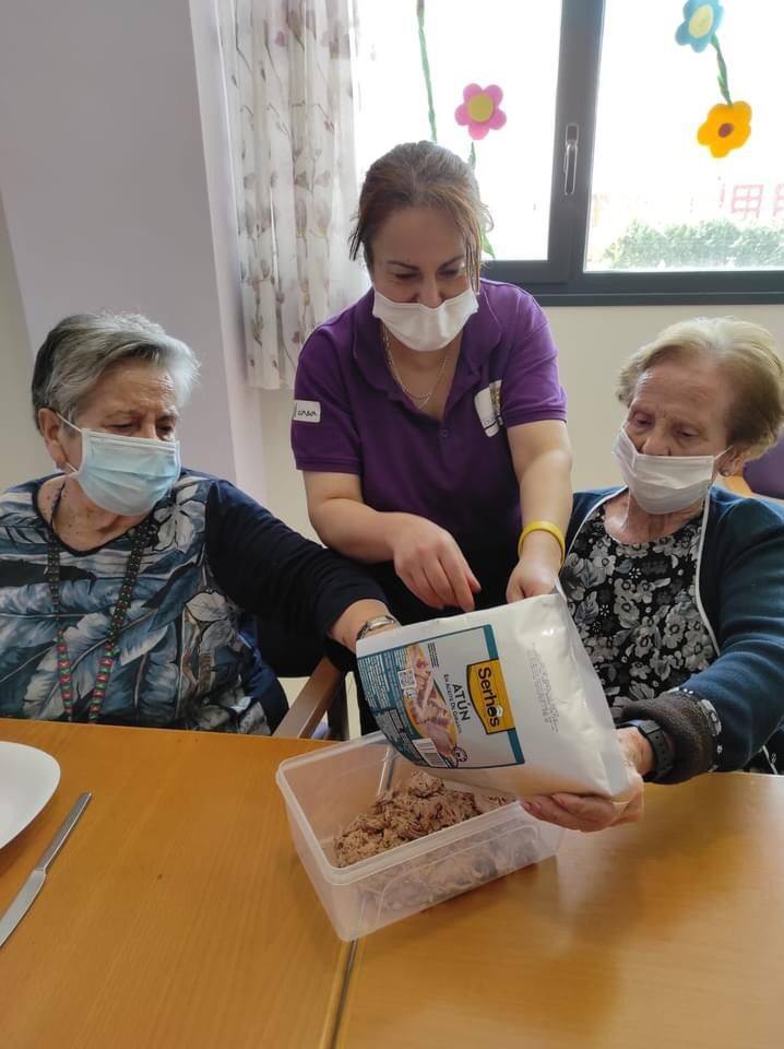 Un grupo de mayores de Adanda de Duero colaboran en la preparación de un canapé.