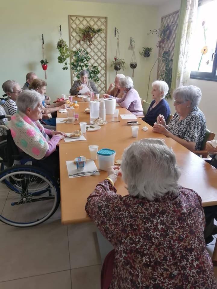Un grupo de mayores de Adanda de Duero colaboran en la preparación de un canapé.