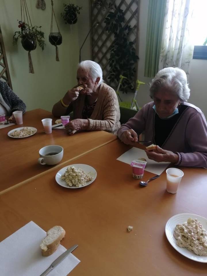 Un grupo de mayores de Adanda de Duero colaboran en la preparación de un canapé.