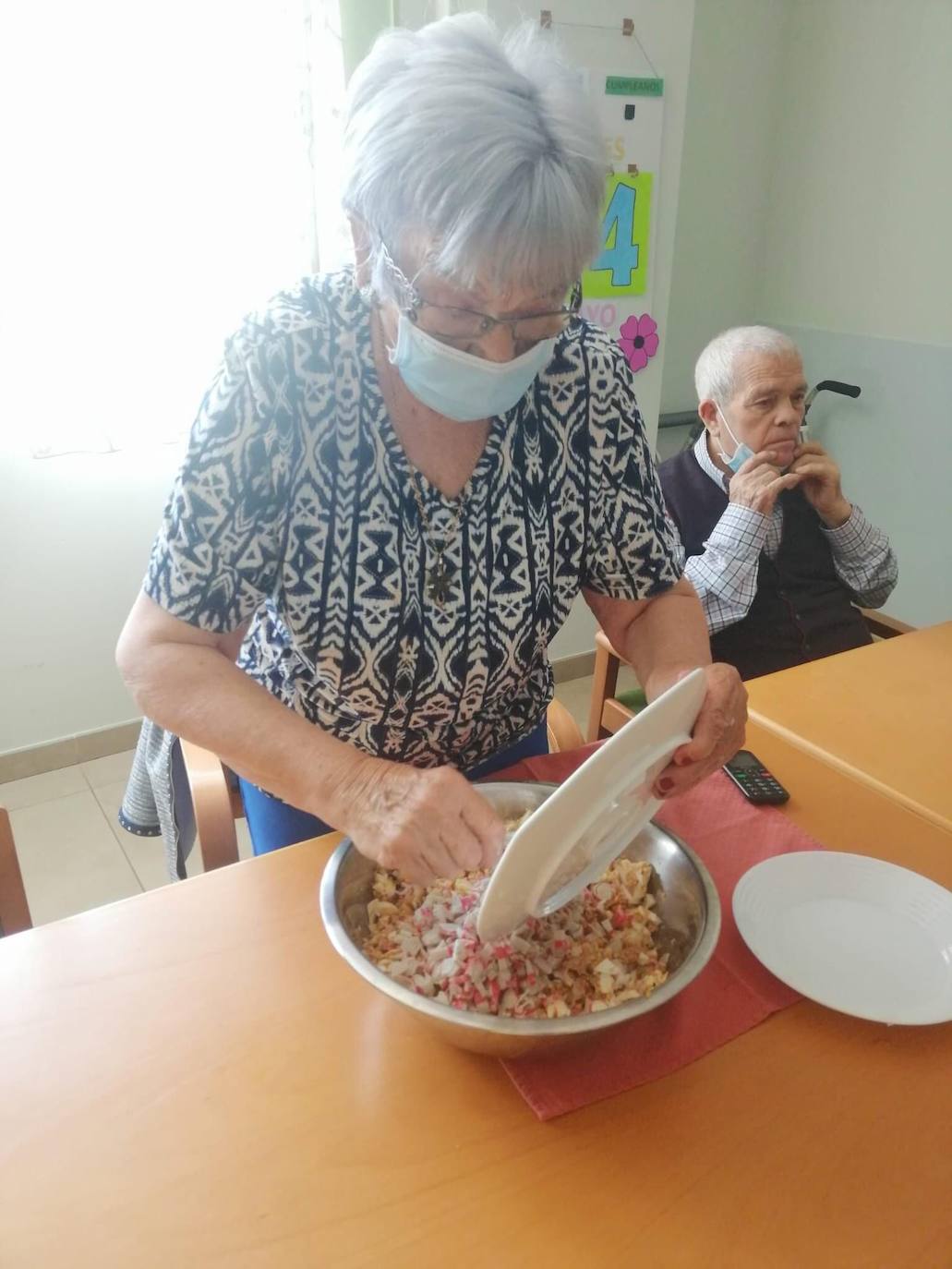 Un grupo de mayores de Adanda de Duero colaboran en la preparación de un canapé.