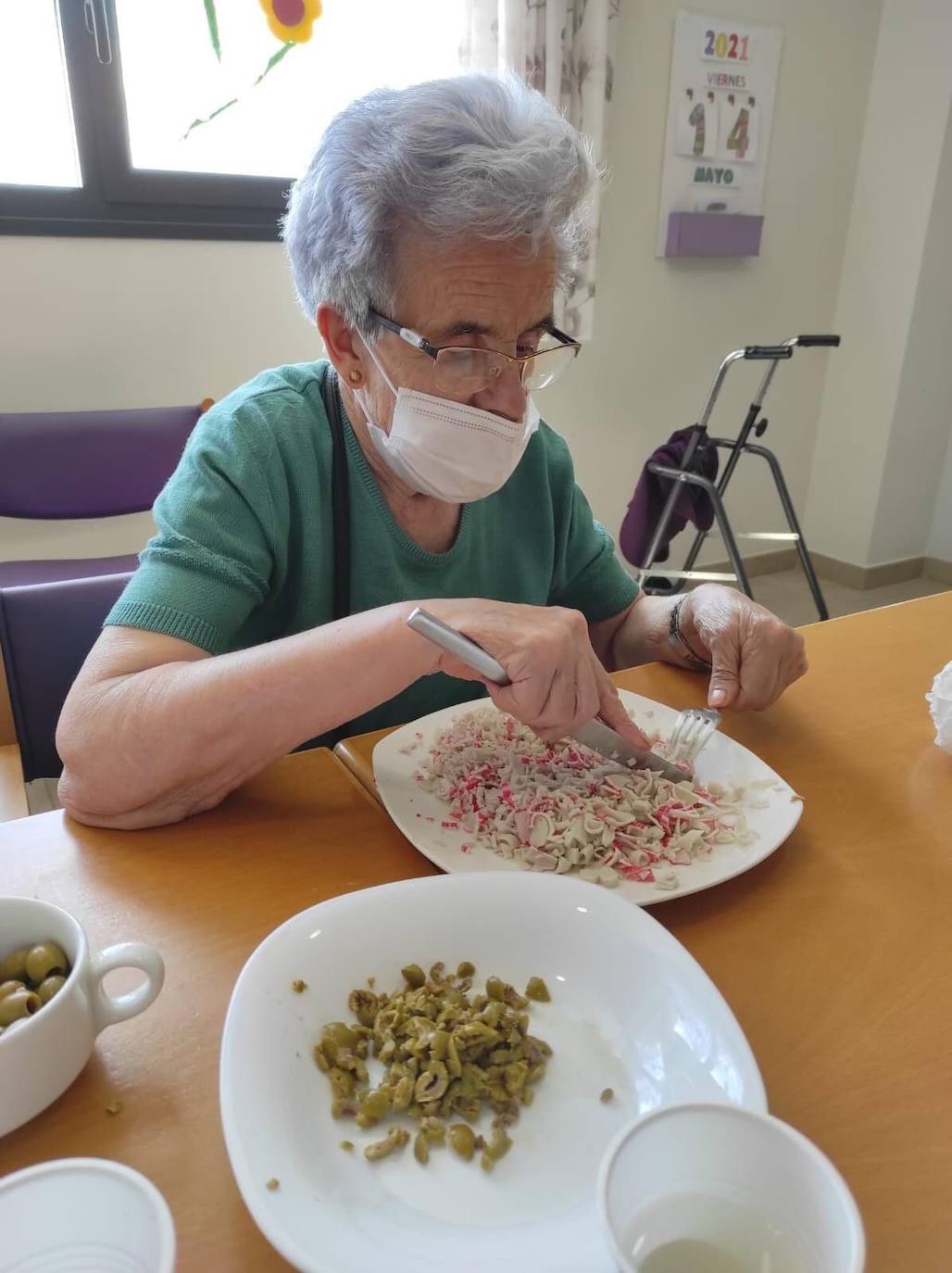 Un grupo de mayores de Adanda de Duero colaboran en la preparación de un canapé.