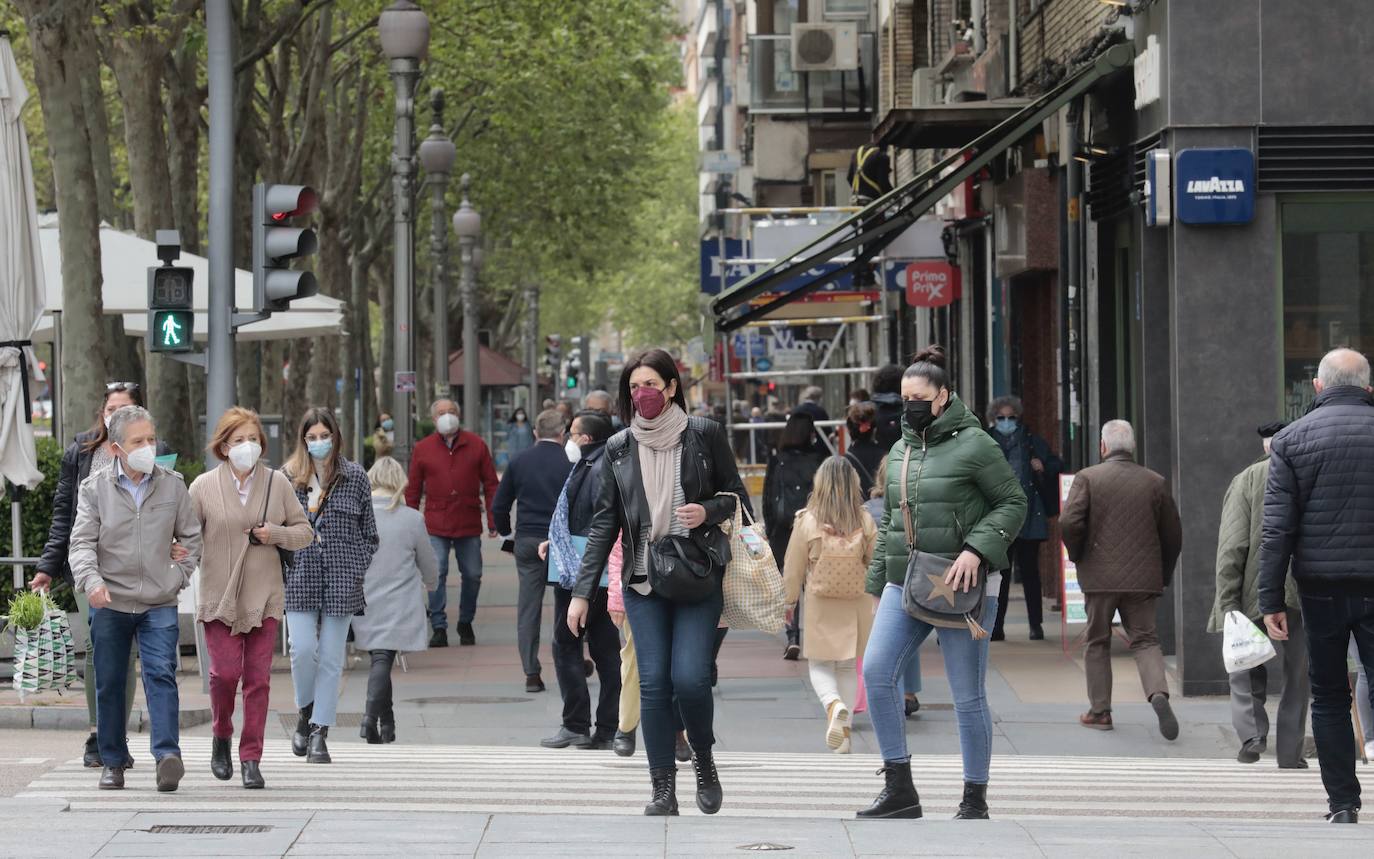 Vallisoletanos por el Paseo de Zorrilla.