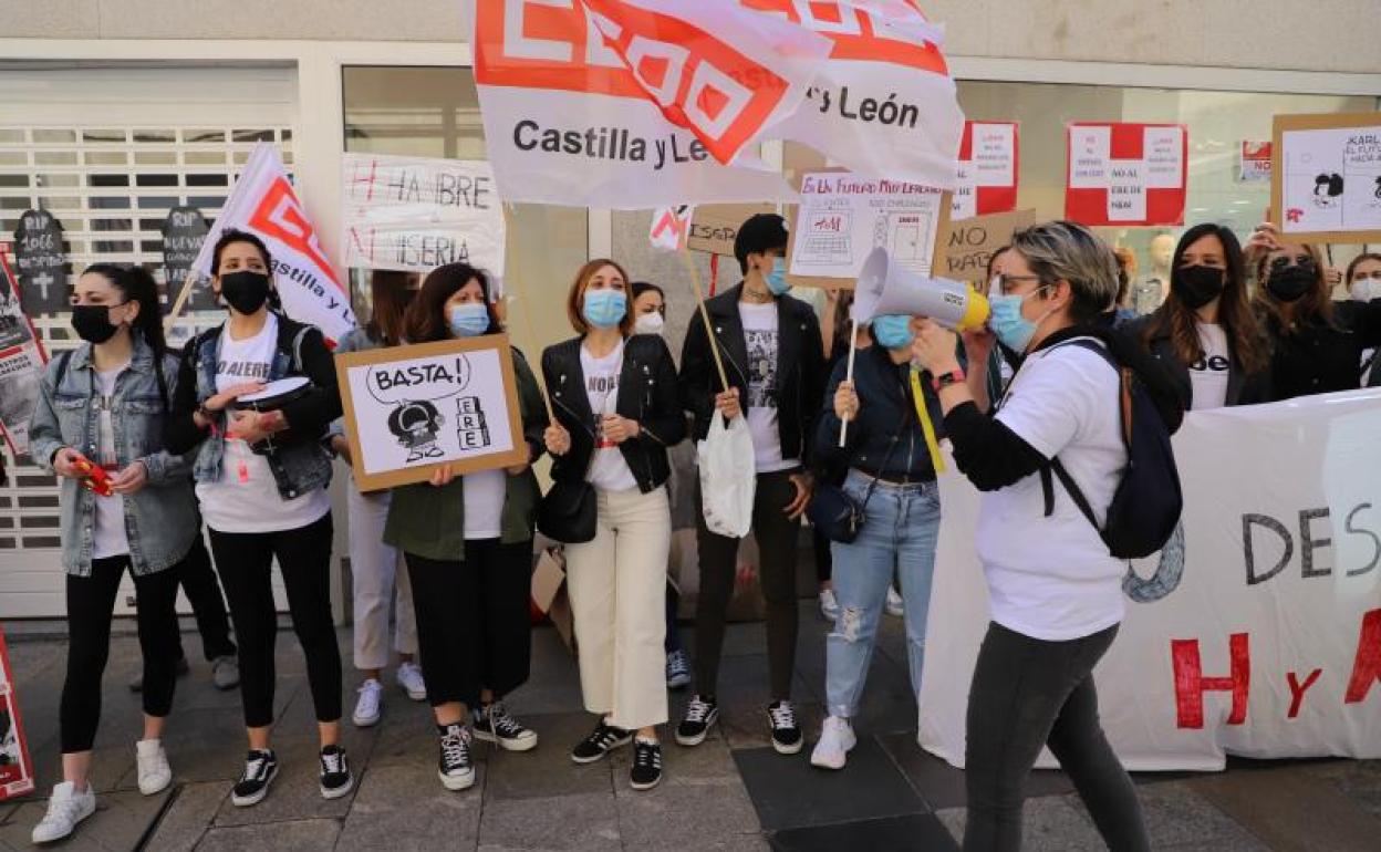 Cencentración delante de la tienda de la Calle Toro 