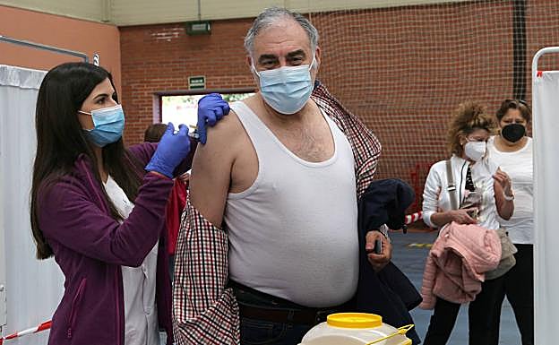 Una enfermera pone una vacuna, esta mañana en Campos Góticos.