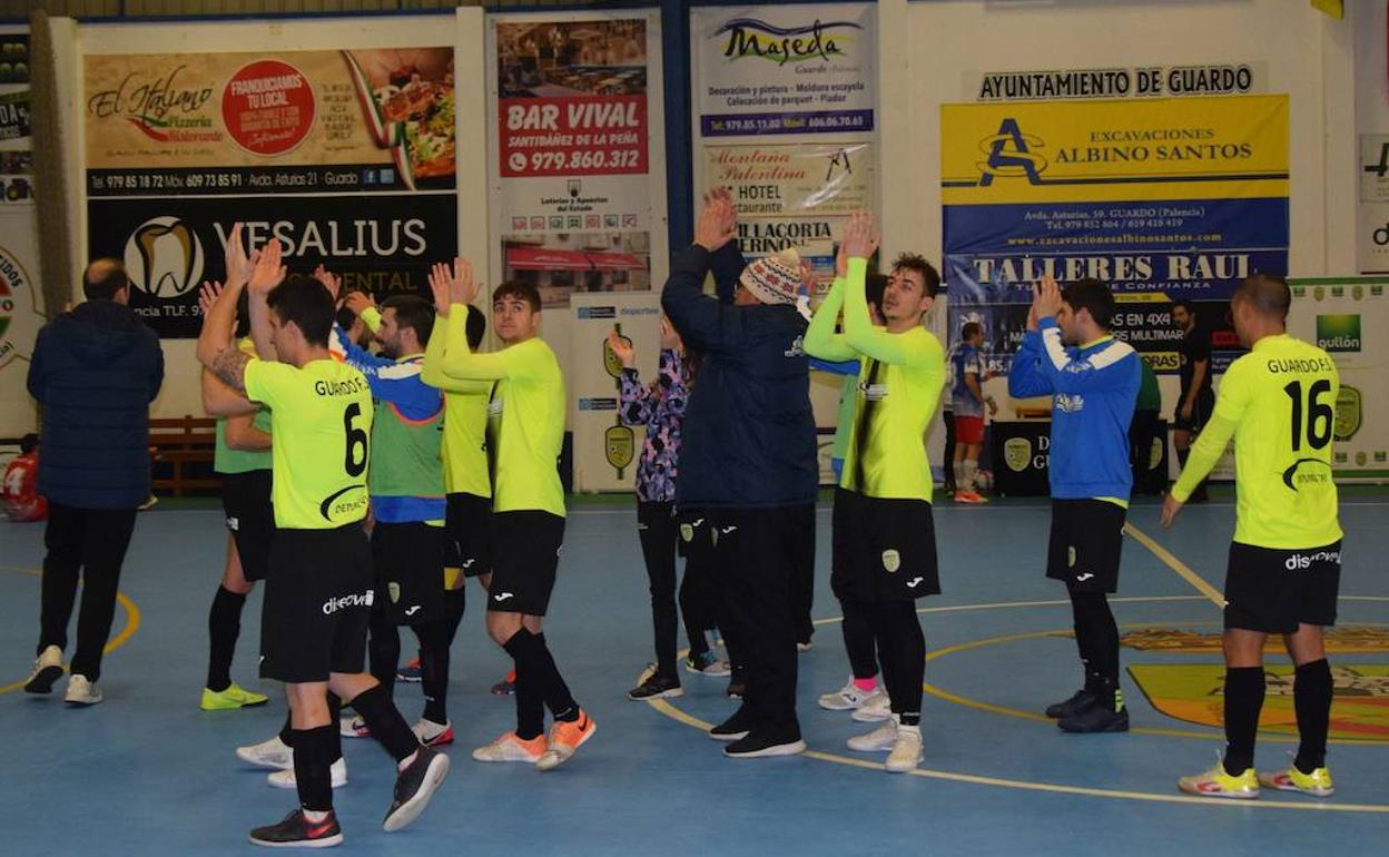 Los jugadores del Deporcyl aplauden a la afición de La Bombonevera en uno de los partidos de esta temporada. 