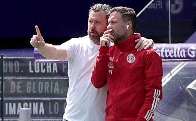 Sergio González intercambia impresiones con Diego Ribera, su segundo, durante un partido en Zorrilla.