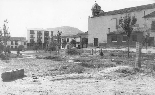 Plaza de la Cistérniga en 1976, antes de ser asfaltada, con la parroquia a la derecha. 