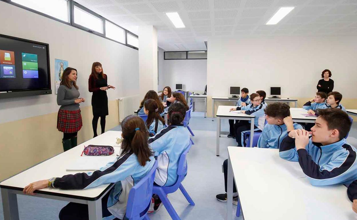 Alumnos del Colegio La Milagrosa atendiendo en una visita de la concejala Almudena Parrés 