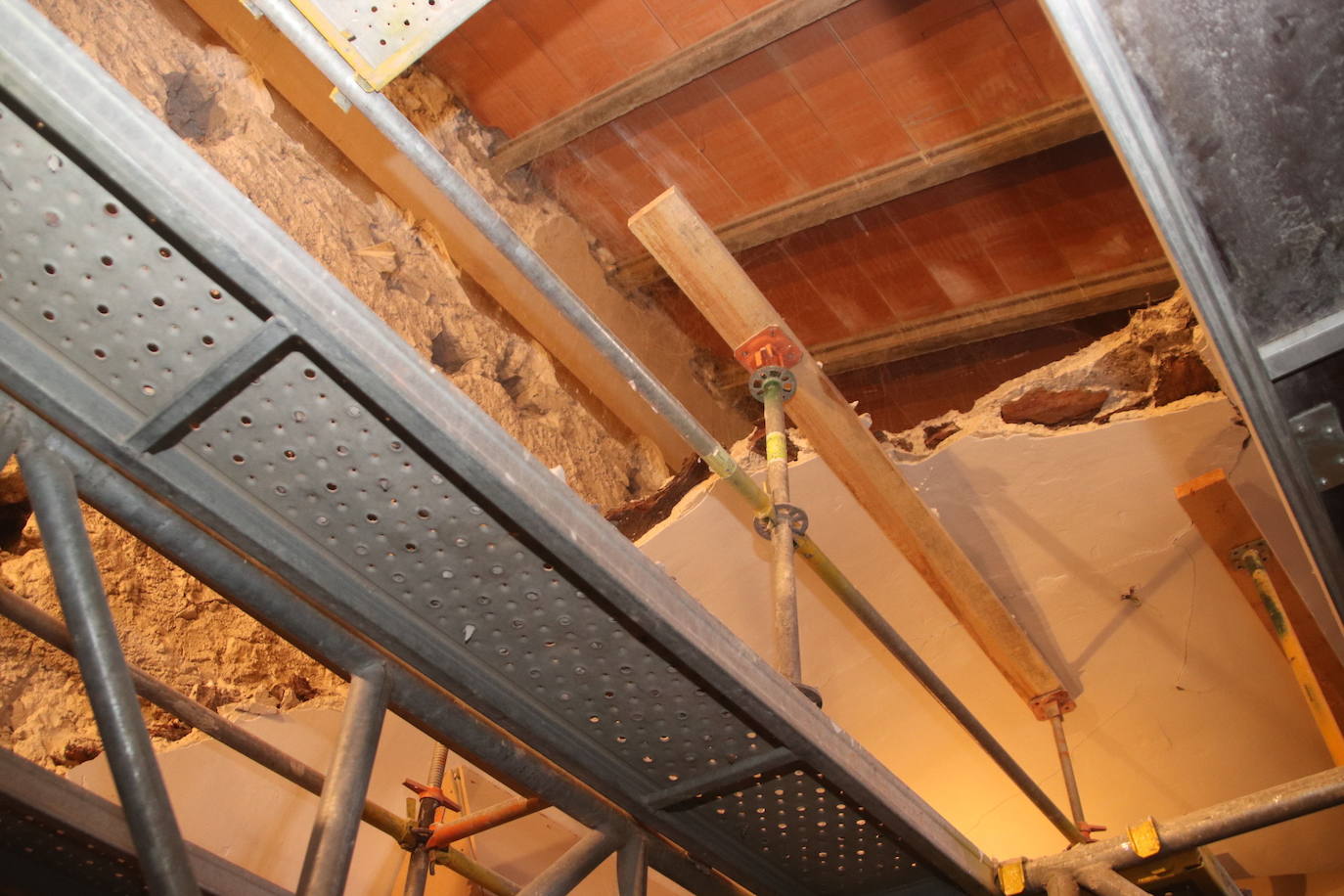 Andamios y bóveda a medio derribar de la sacristía del santuario del Henar.