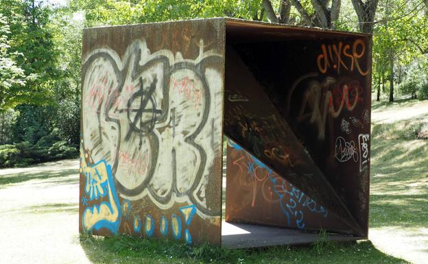 Imagen principal - Pintadas en la obra de Primitivo González en las laderas de Parquesol. Una silla en la fuente de las Sirenas de la plaza de Martí y Monsó (tienen los ojos y labios pintados de negro) y el arlequín sentado, en Fray Luis de León. 