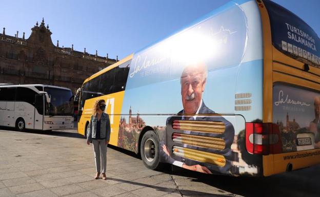 Ana Suárez, junto al autobús con la imagen de Del Bosque