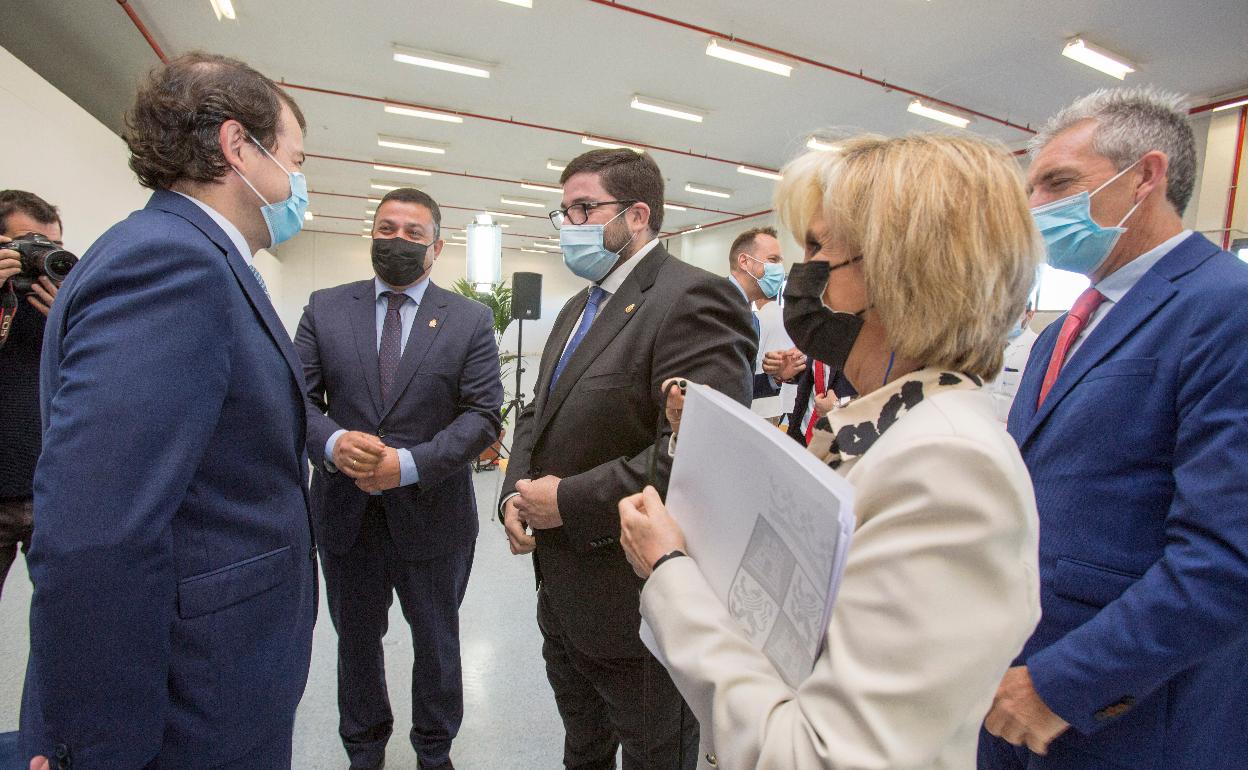 Alfonso Fernández Mañueco conversa con Carlos García (presidente de la Diputación y del PP) y Jesús María Sánchez Cabrera, alcalde de Ávila y de Por Ávila, a principios de mayo.