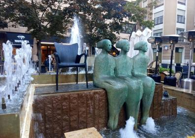 Imagen secundaria 1 - Pintadas en la obra de Primitivo González en las laderas de Parquesol. Una silla en la fuente de las Sirenas de la plaza de Martí y Monsó (tienen los ojos y labios pintados de negro) y el arlequín sentado, en Fray Luis de León. 