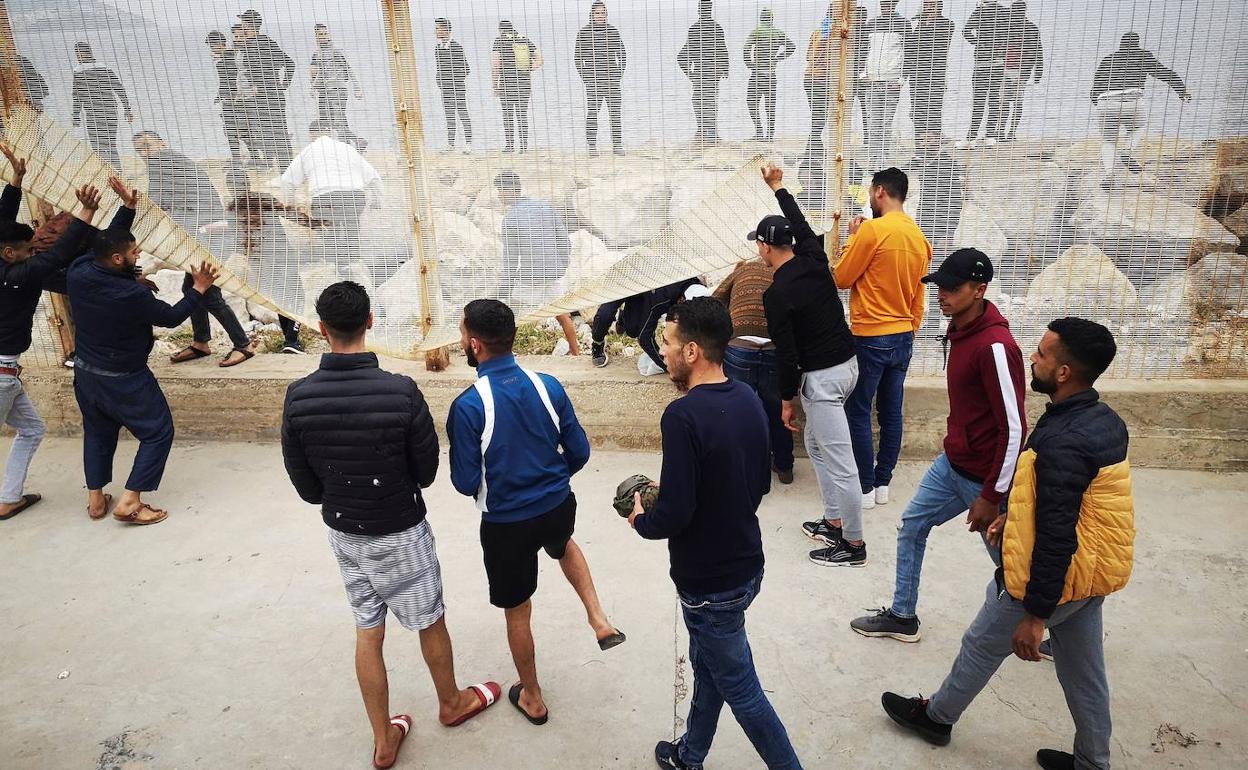 Un grupo de migrantes se dirigen a Ceuta desde Marruecos.