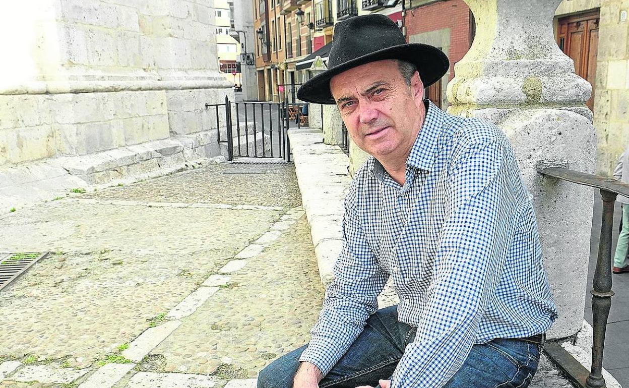 Fermín Herrero, junto a la Catedral de Valladolid.