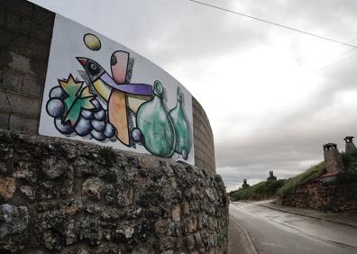 Imagen secundaria 1 - Los murales de Sierra trazan un recorrido enoturístico fácil de seguir por Mucientes. 