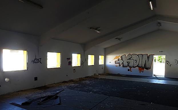 Imagen principal - Estado del comerdo (arriba) y de la nave vacía en la que han abierto un butrón (debajo). A la derecha, uno de los puntos de acceso al recinto.