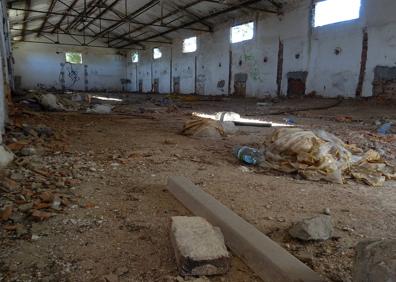 Imagen secundaria 1 - Estado del comerdo (arriba) y de la nave vacía en la que han abierto un butrón (debajo). A la derecha, uno de los puntos de acceso al recinto.