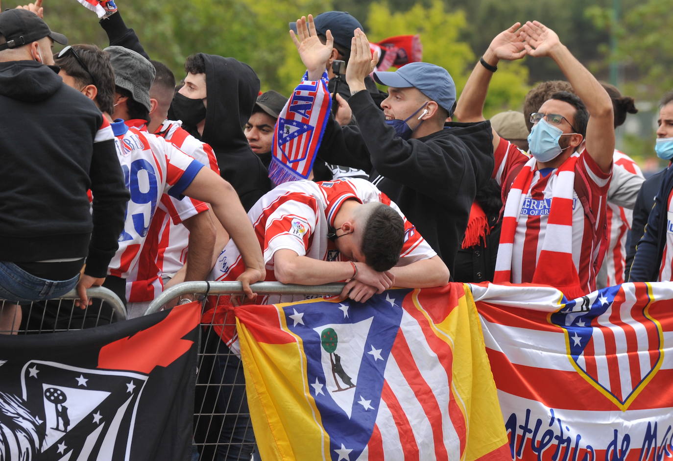 Fotos: La afición del Atlético de Madrid toma el exterior del Estadio José Zorrilla