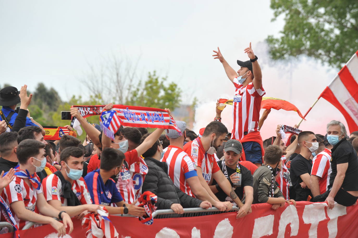 Fotos: La afición del Atlético de Madrid toma el exterior del Estadio José Zorrilla