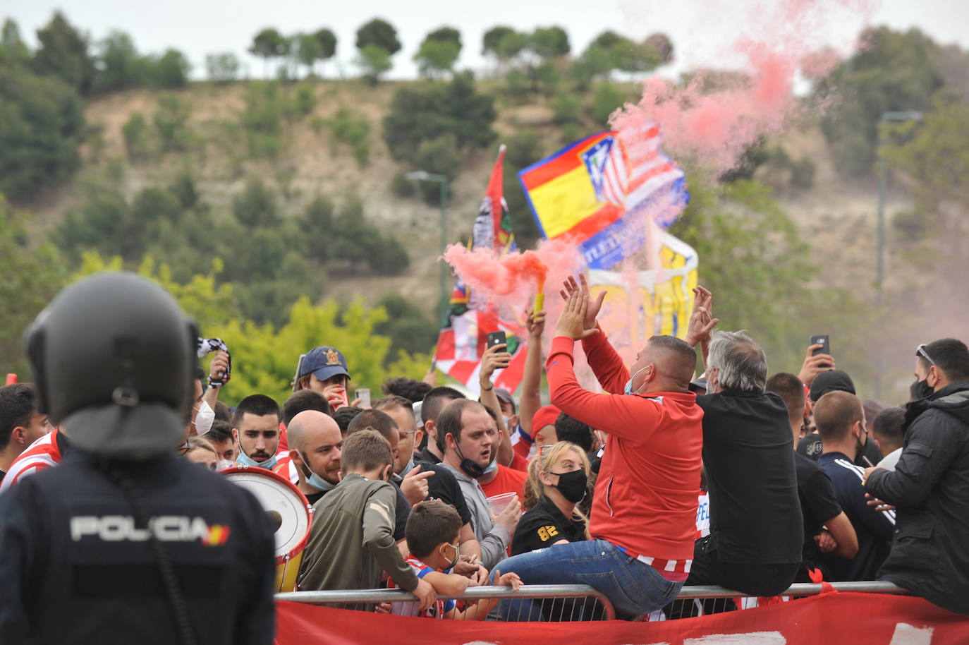 Fotos: La afición del Atlético de Madrid toma el exterior del Estadio José Zorrilla