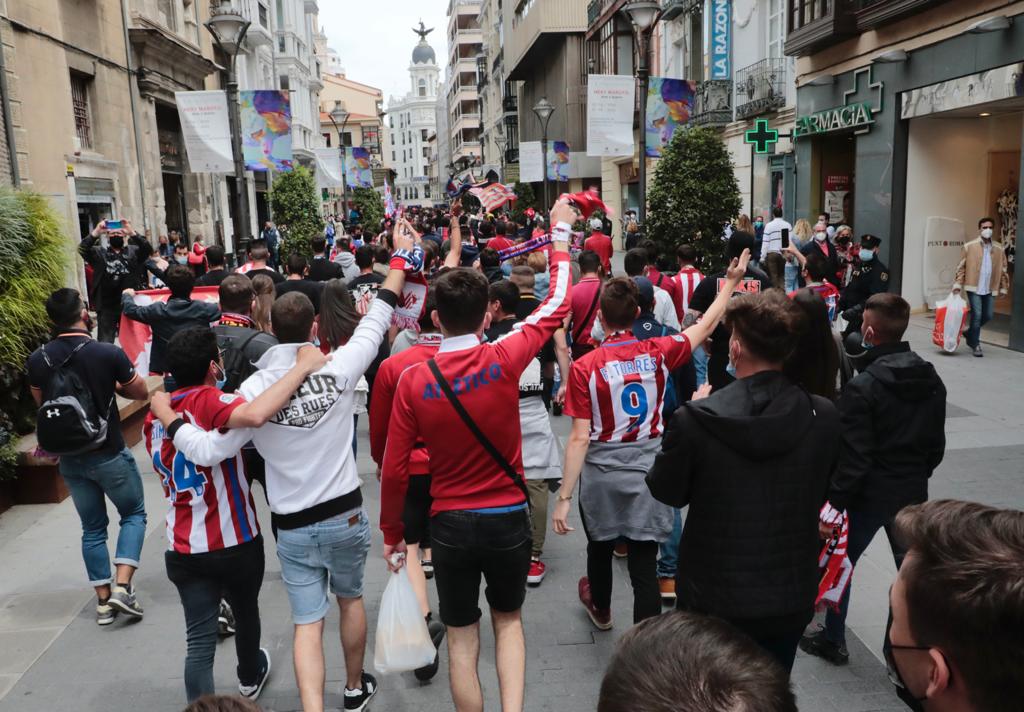 Fotos: La afición del Atlético de Madrid toma Valladolid