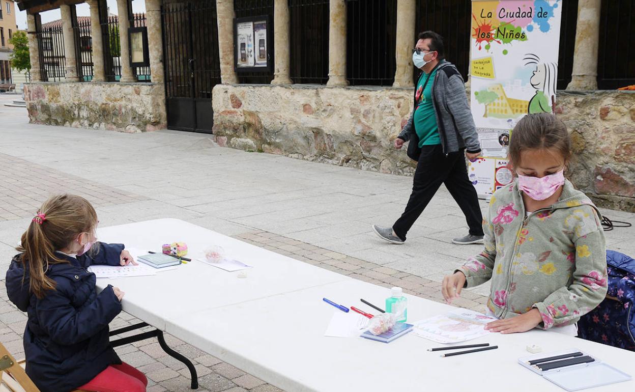 Dos niñas participando en el concurso de dibujo del cartel anunciador de las Fiestas del Señor.