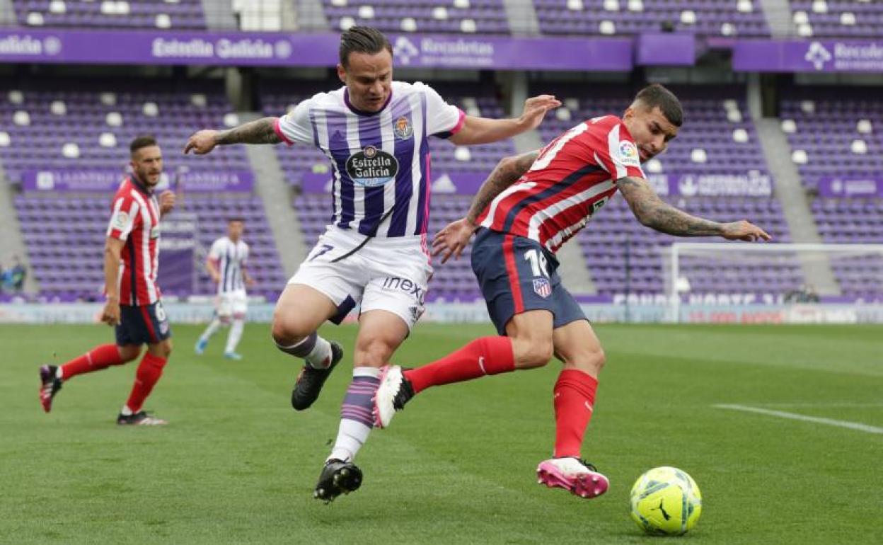 Mesa y Correa pugnan por un balón. 