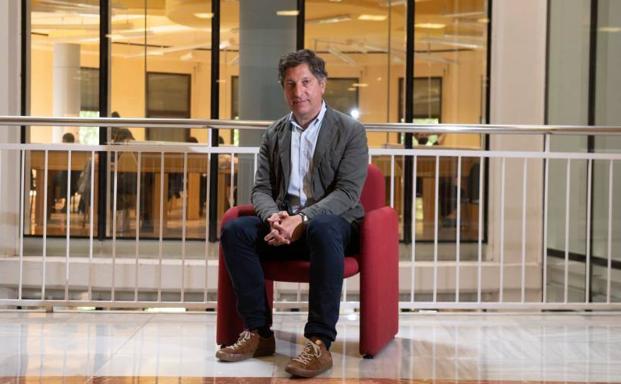 El profesor Guerra Velasco posa en los pasillos de su facultad vallisoletana.
