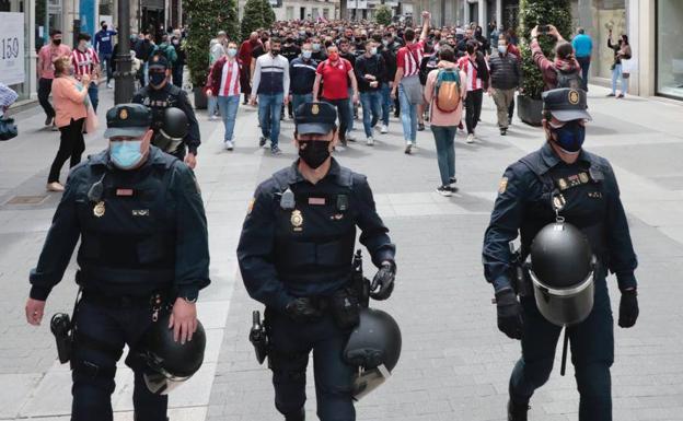 La Policía Nacional controla el tránsito de los aficionados atléticos por las calles de Valladolid. 