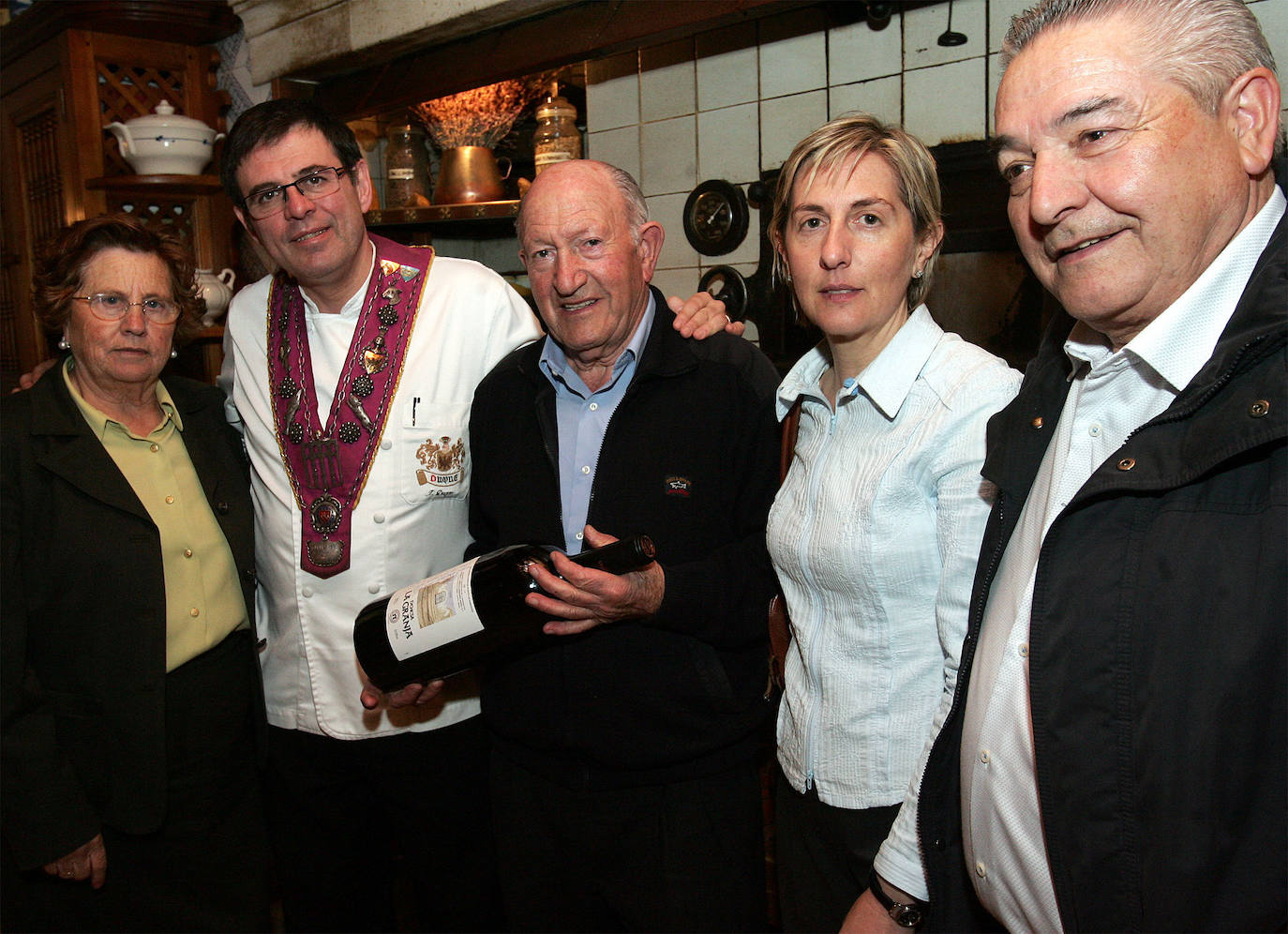 Alejandro Fernández con su mujer y su hija, Julián Duque y Luis Ángel Sastre, en el restaurante Duque de Segovia en 2008.