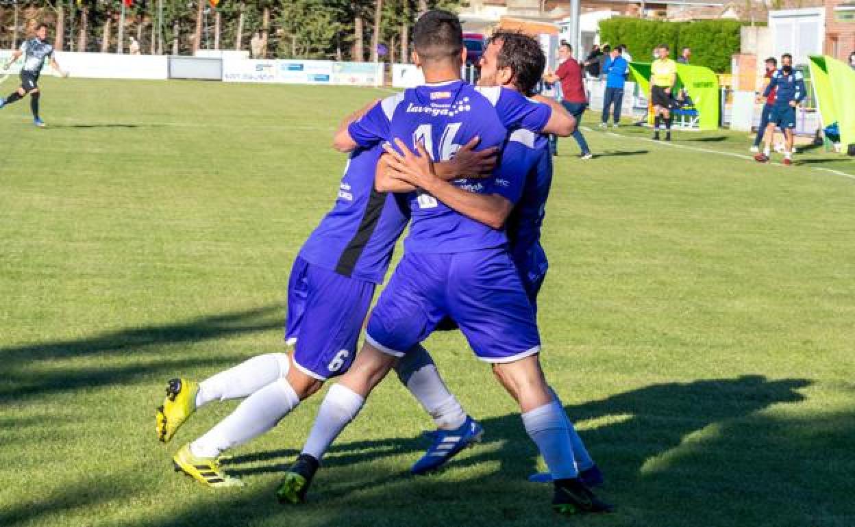 Carlos y Franín se abrazan a Blanco tras el gol de este en el Mariano Haro. 