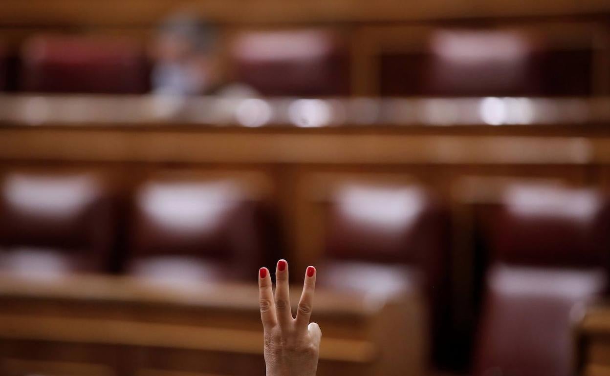 Una diputada marca el sentido del voto de su grupo en el Congreso. 