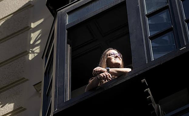 Ana Vergara se asoma a la ventana del piso en el que vive de alquiler desde hace un mes. 