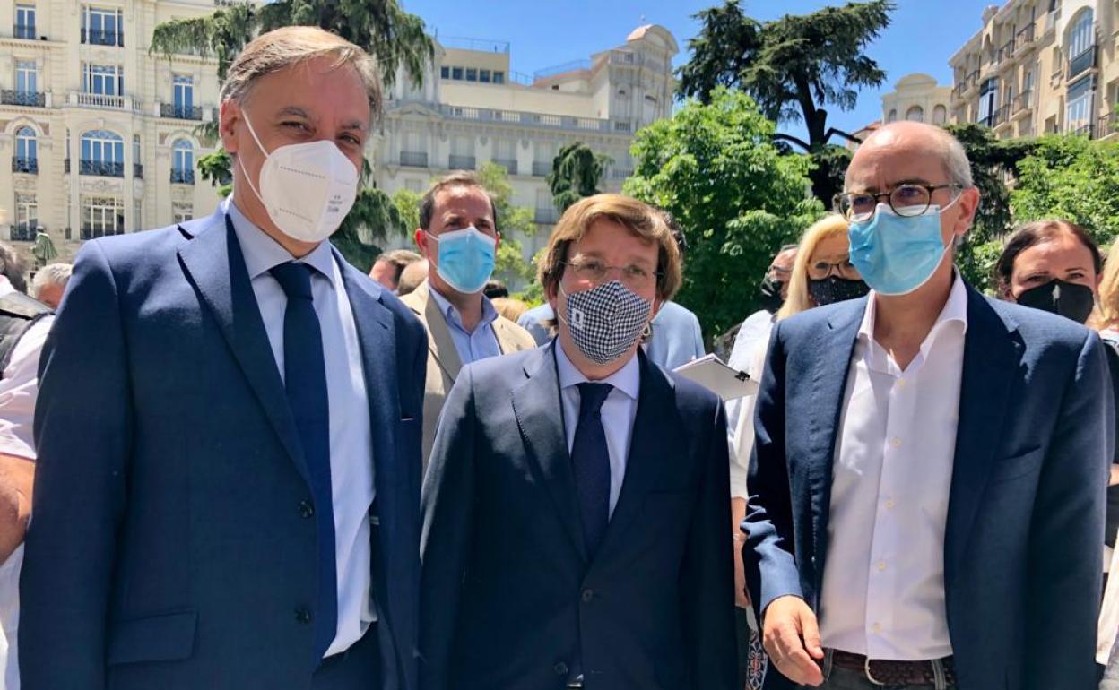 Javier Iglesias, izquierda, junto a los alcaldes de Madrid y Salamanca en la concentración realizada ante el Congreso hace unos días.