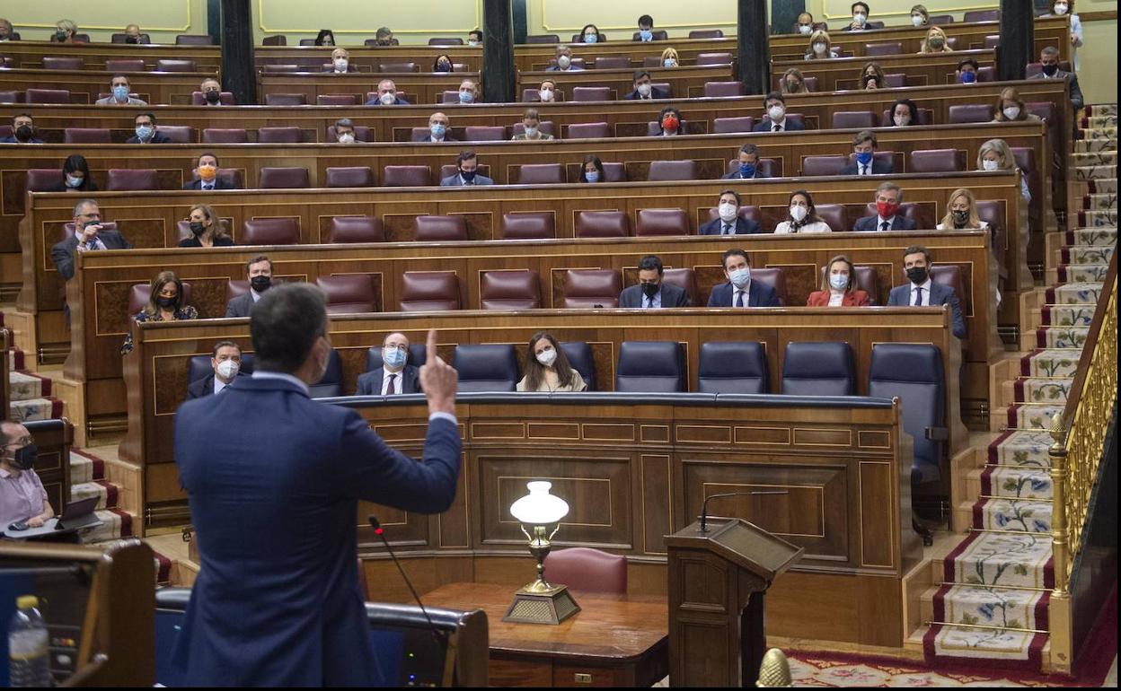 Pedro Sánchez se dirige a la bancada del PP en un pleno de control al Gobierno.