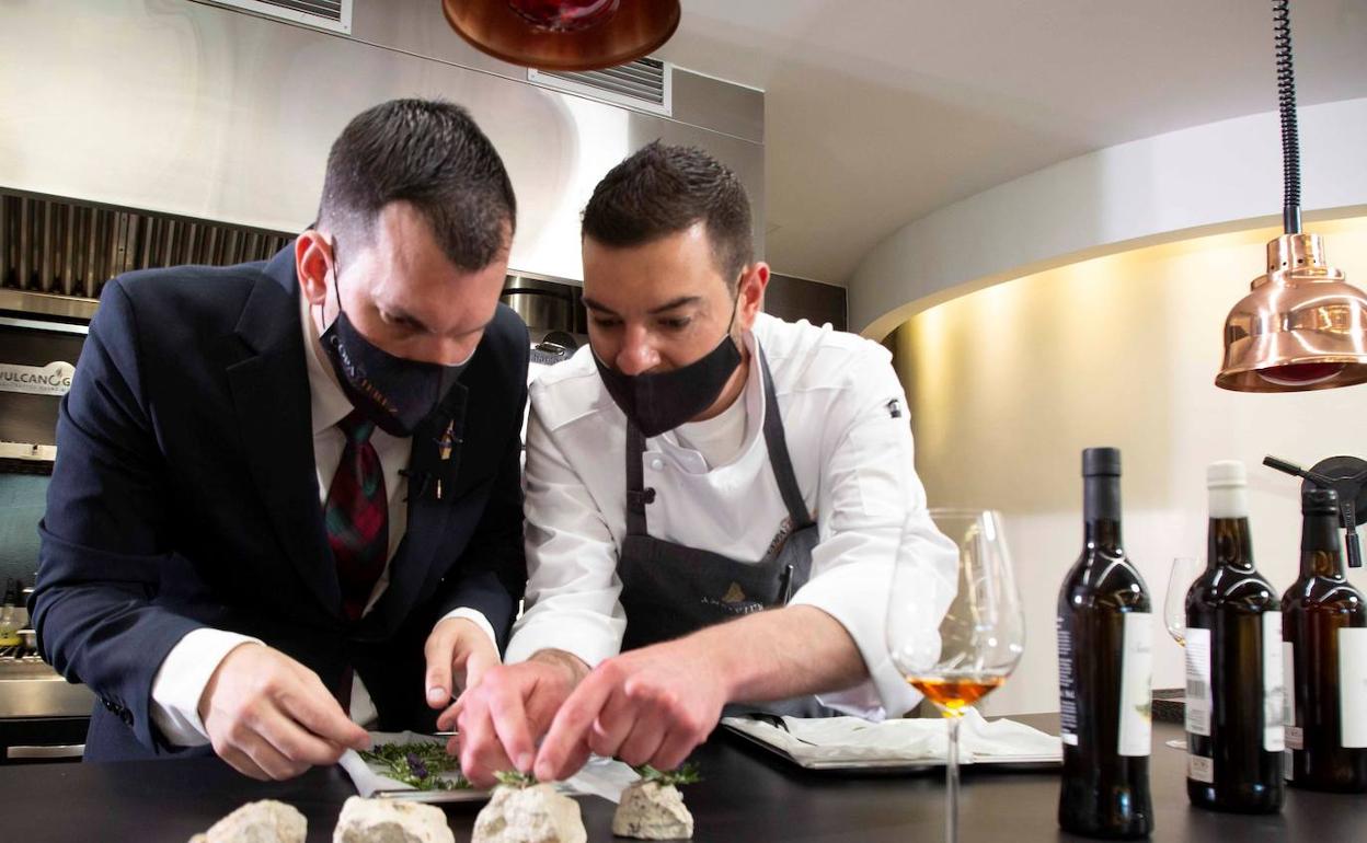 El sumiller Diego González y el chef Cristóbal Muñoz preparan sus propuestas ante el jurado. 