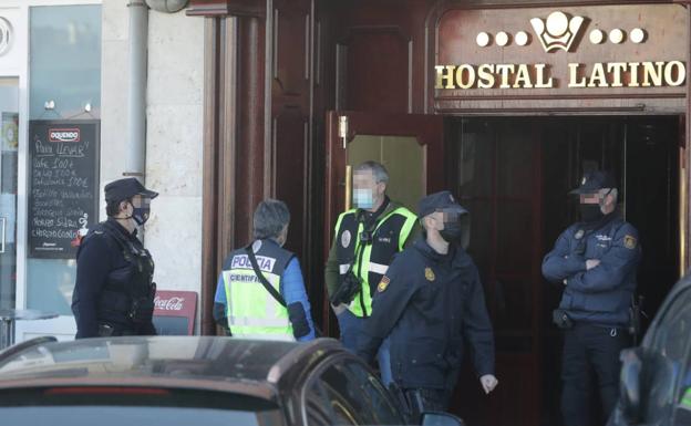 En la foto, varios agentes de la Policía Nacional custodian el acceso al Hostal Latino de Valladolid. En el vídeo, detención en el Barrio España.