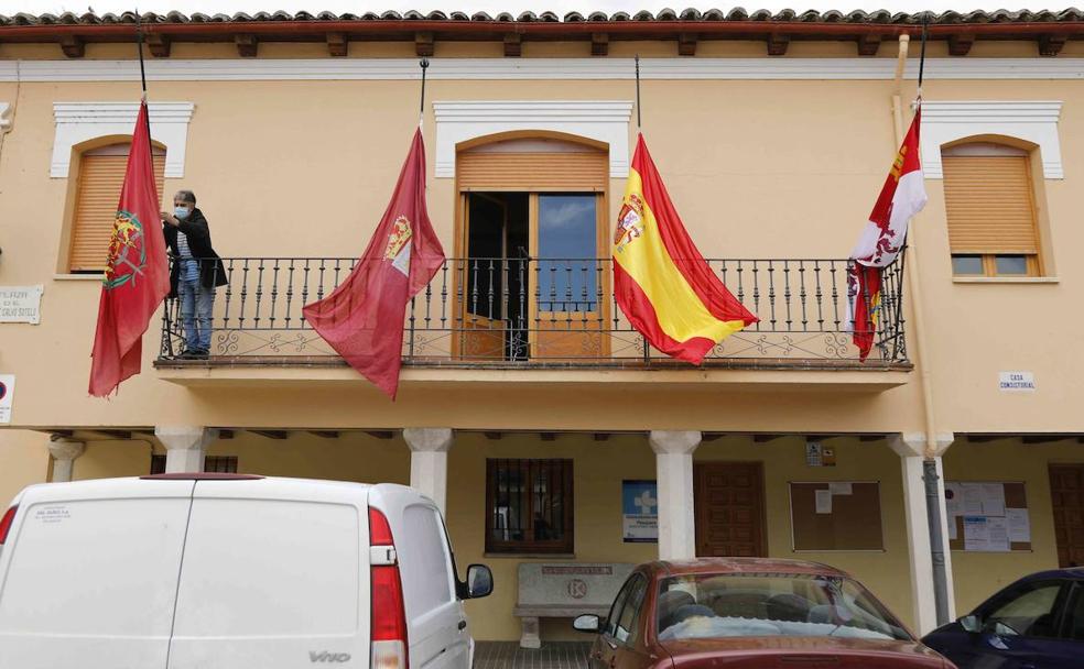 Banderas a media asta en el Ayuntamiento de Pesquera. 