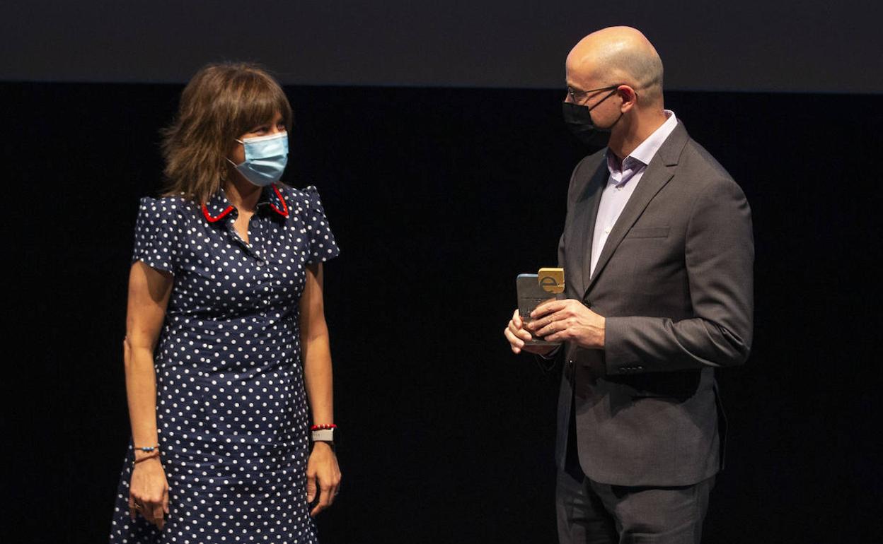 Mari Fe Blanco, directora de publicidad de El Norte de Castilla, y Manuel Barrio, director de la Escuela de Ingenieria Informática de la UVa en nombre de Agroanimal.