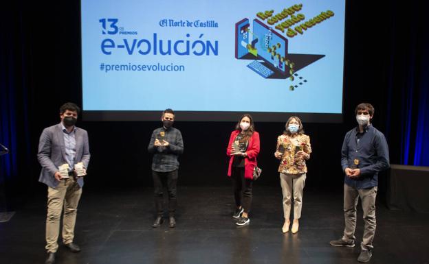 Andrés Virto, Eduardo López, Eva Hernández, Laura de la Torre y David Checa, con las estatuillas que les acreditan como ganadores en la XIII Edición de los Premios e-volución de El Norte de Castilla. 