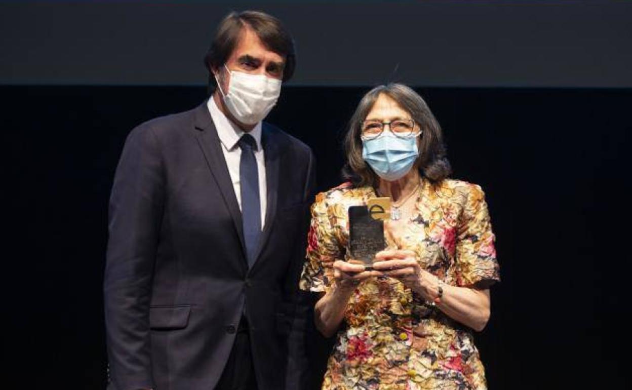 El consejero de Fomento y Medio Ambiente, Juan Carlos Suárez-Quiñones, y Laura de la Torre, vicepresidenta de la Federación de Salud Mental de Castilla y León.