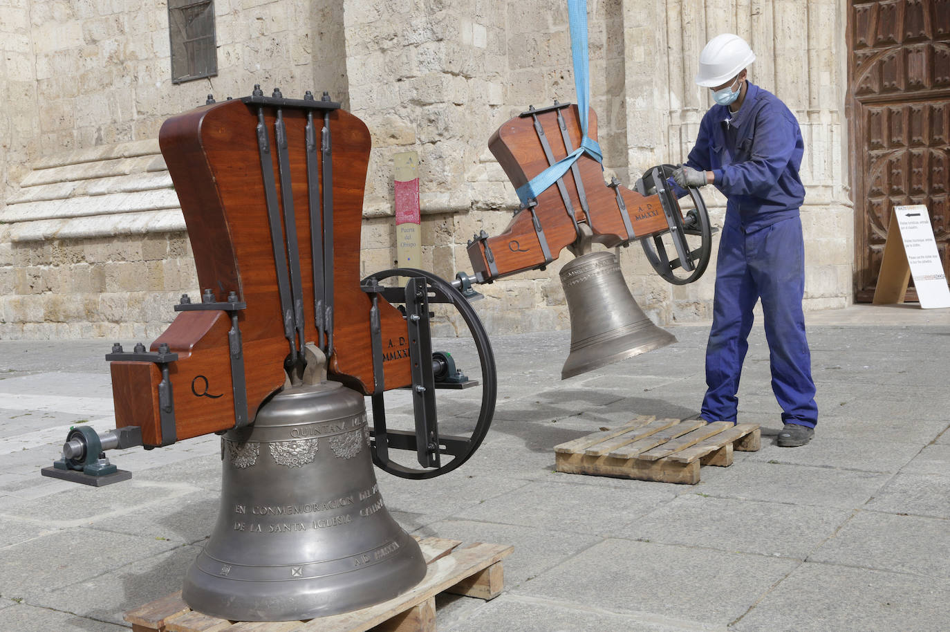 La grúa sube cuatro de las campanas que han sido restauradas en Saldaña.