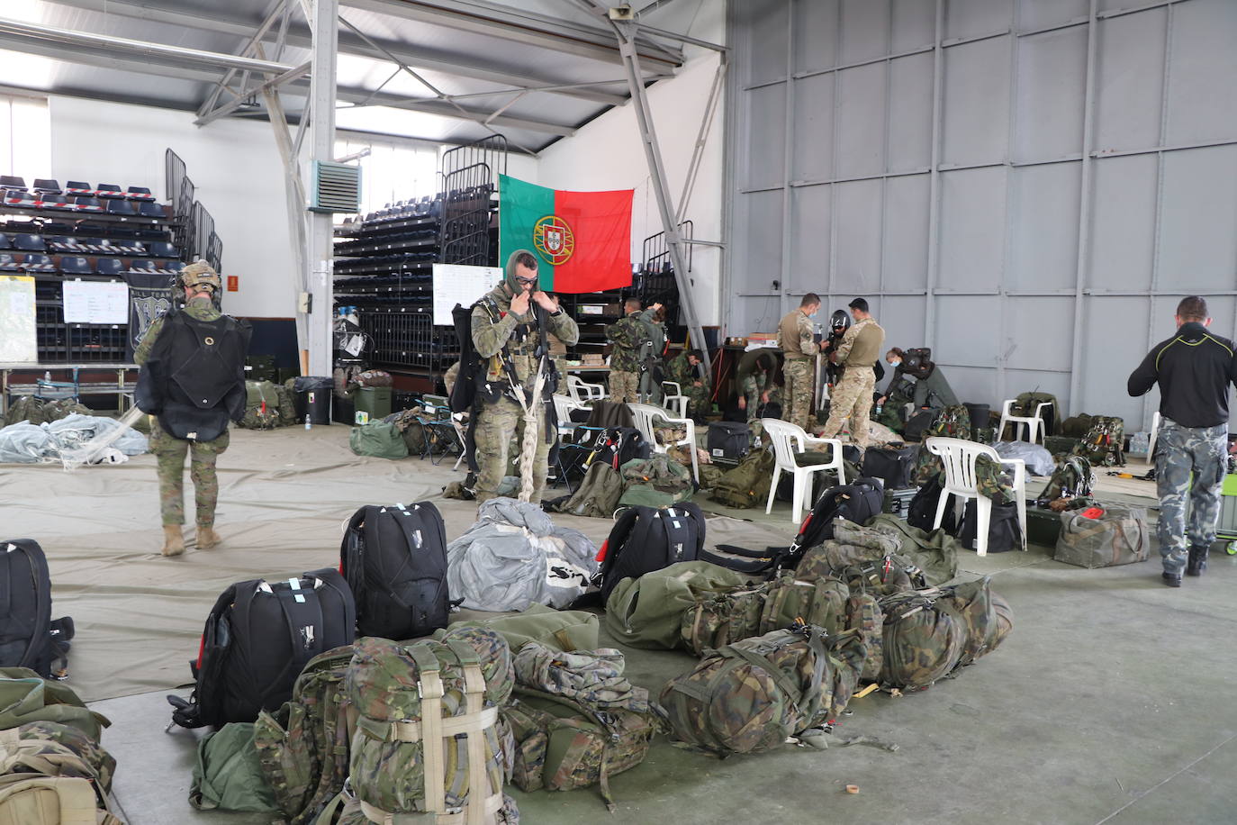 La Brigada Paracaidista pone en práctica el ejercicio Lone Paratrooper 2021 en el que 140 paracaidistas de España, Francia, Portugal y Estados Unidos se instruyen en el cielo inmejorable de la Academia Básica del Aire de la Virgen del Camino