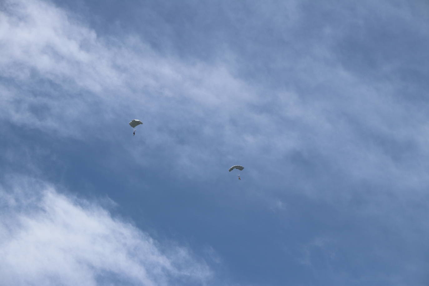 La Brigada Paracaidista pone en práctica el ejercicio Lone Paratrooper 2021 en el que 140 paracaidistas de España, Francia, Portugal y Estados Unidos se instruyen en el cielo inmejorable de la Academia Básica del Aire de la Virgen del Camino