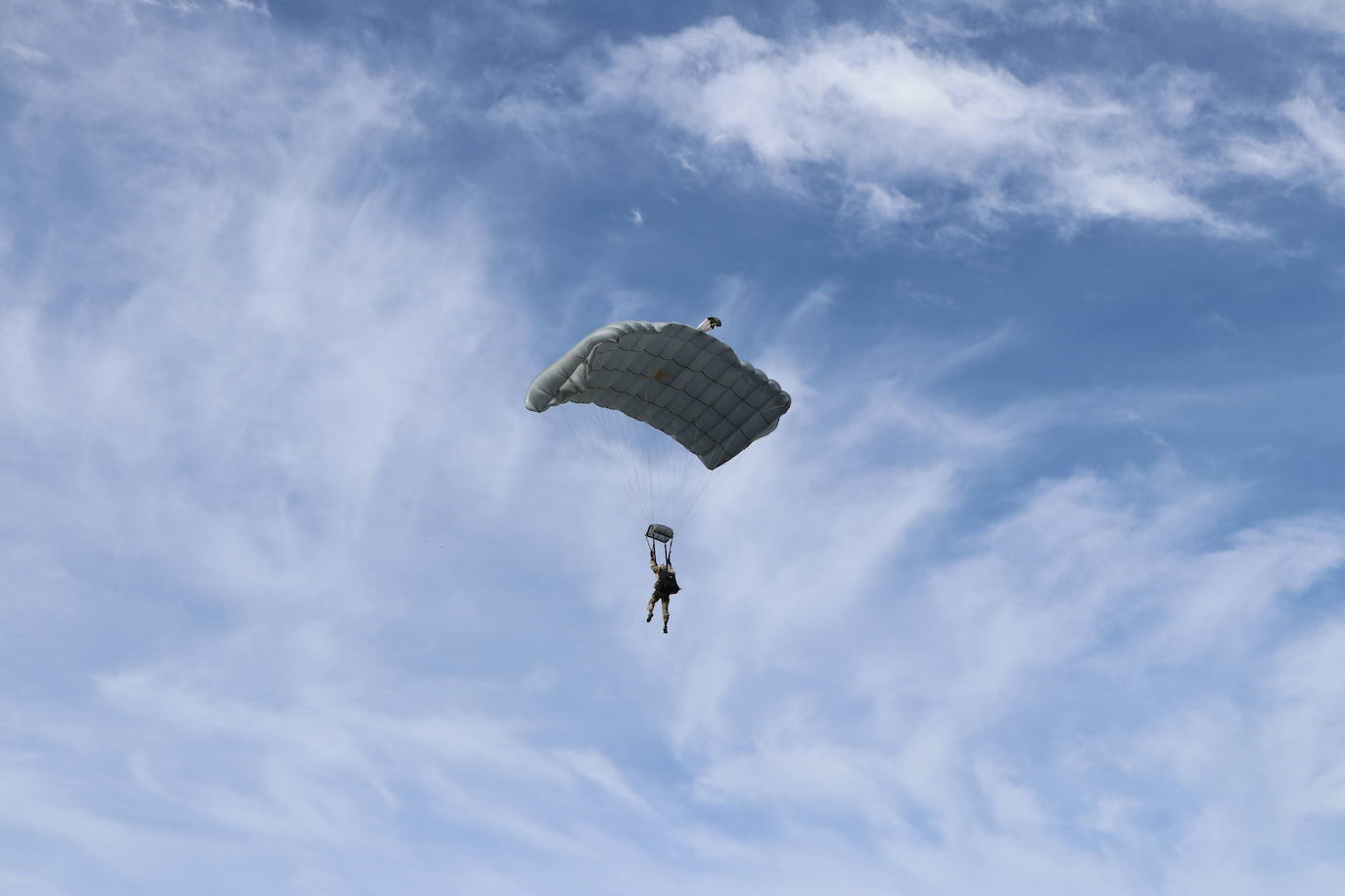 La Brigada Paracaidista pone en práctica el ejercicio Lone Paratrooper 2021 en el que 140 paracaidistas de España, Francia, Portugal y Estados Unidos se instruyen en el cielo inmejorable de la Academia Básica del Aire de la Virgen del Camino